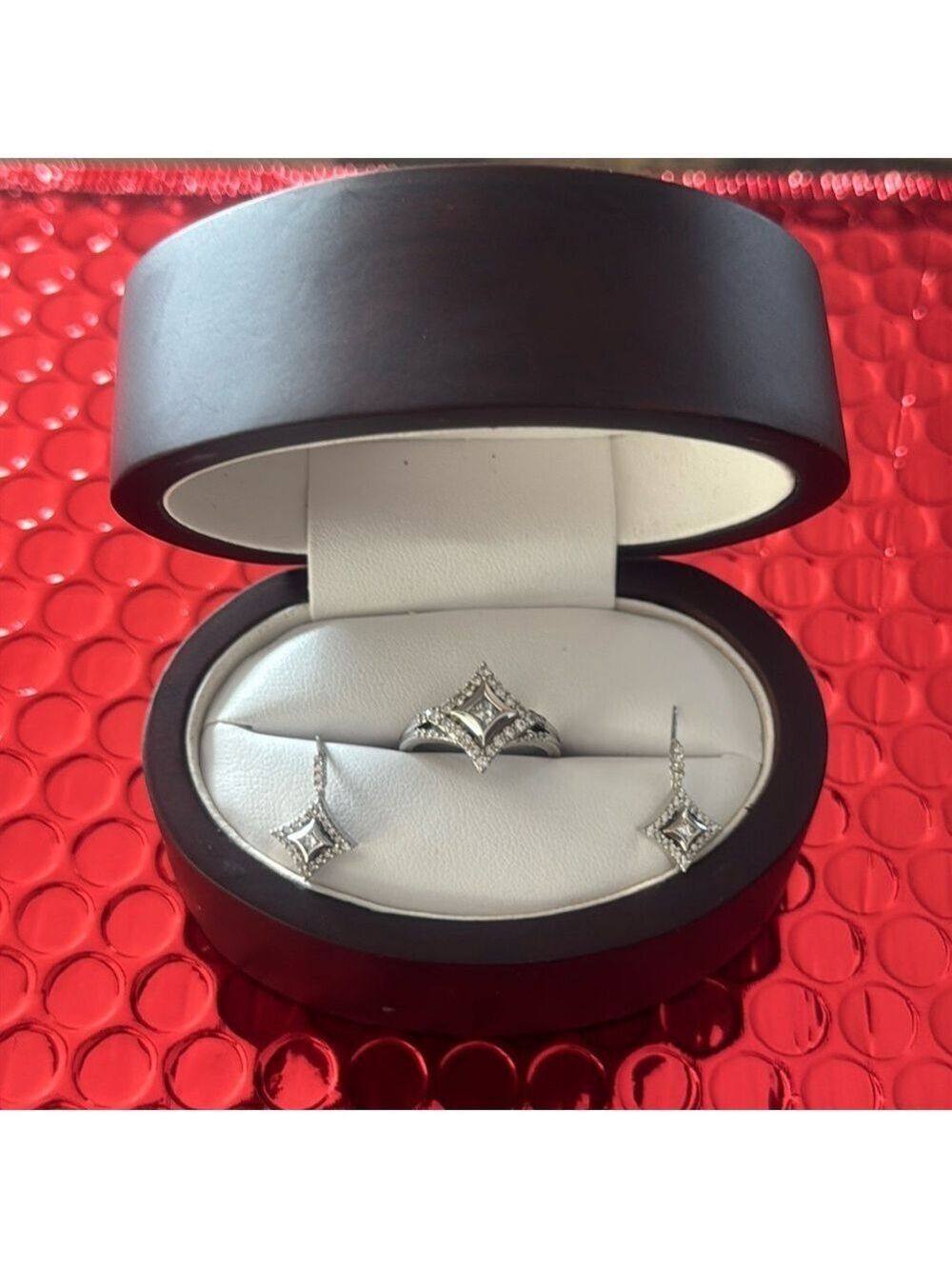 Stunning 14k white gold and diamond ring and matching earrings ❤️❤️